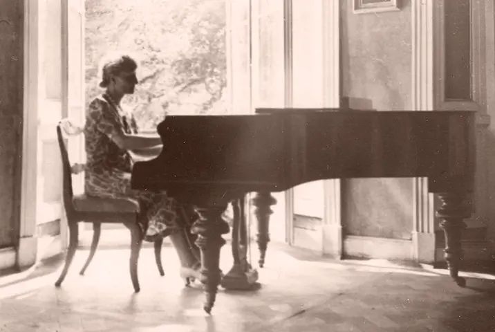Palace interior with a grand piano